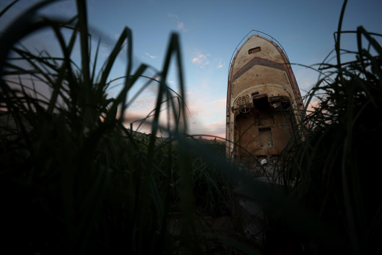 Los niveles de agua del lago Mead están al 27% de su capacidad, su nivel más bajo desde que se llenó en la década de 1930 tras la construcción de la presa Hoover. Se calcula que el nivel de agua del lago ha descendido unos 175 pies desde el año 2000.