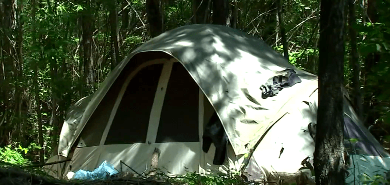 Joseph Anthony Beckham acusado por la policía de Raleigh de violación y dos cargos de delito sexual forzado. El asalto habría sido en una tienda de campaña en Raleigh.