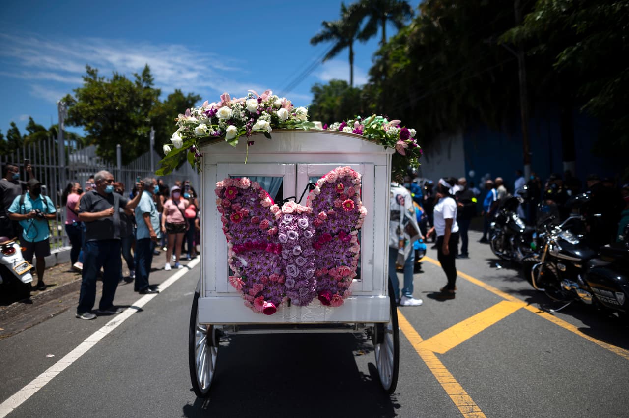 Así se veía desde atrás el carruaje tirado por caballos que llevó los restos de Keishla Rodríguez al cementerio de Guaynabo.