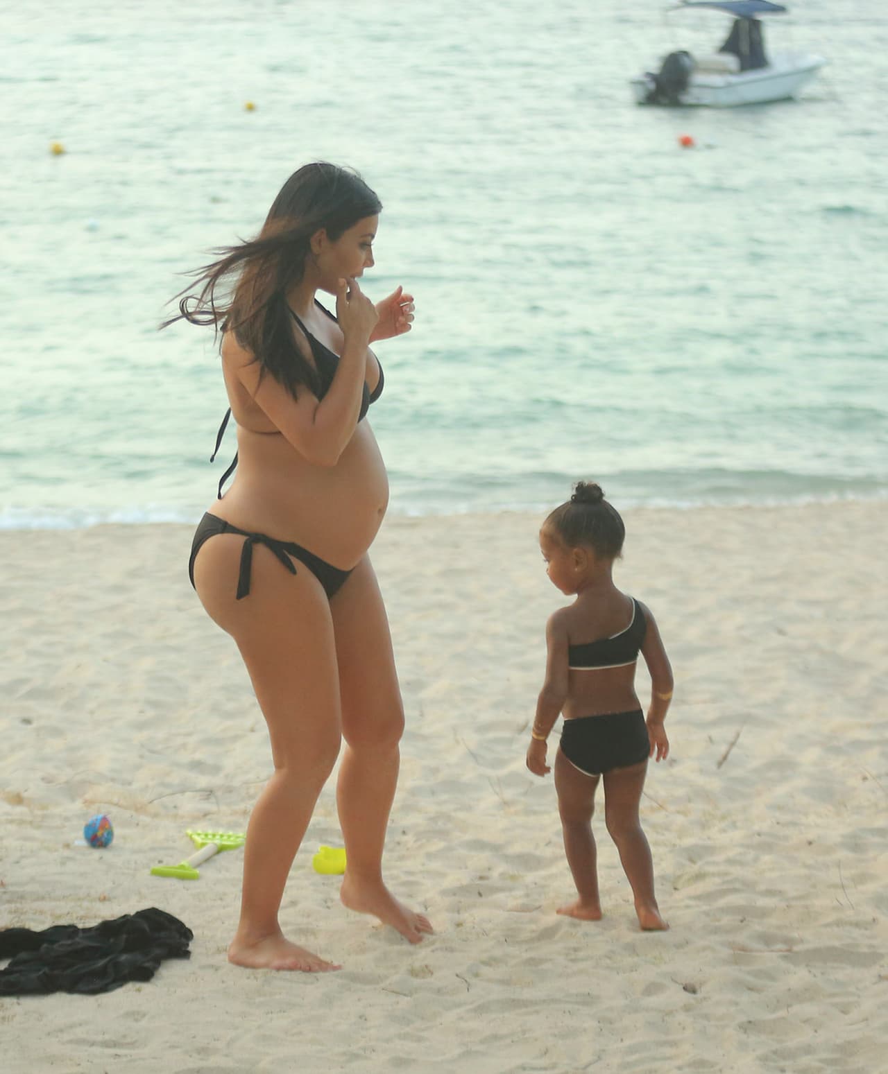 En estos últimos meses de su embarazo, la famosa ha tratado de relajarse con unos cuantos viajes a la playa.