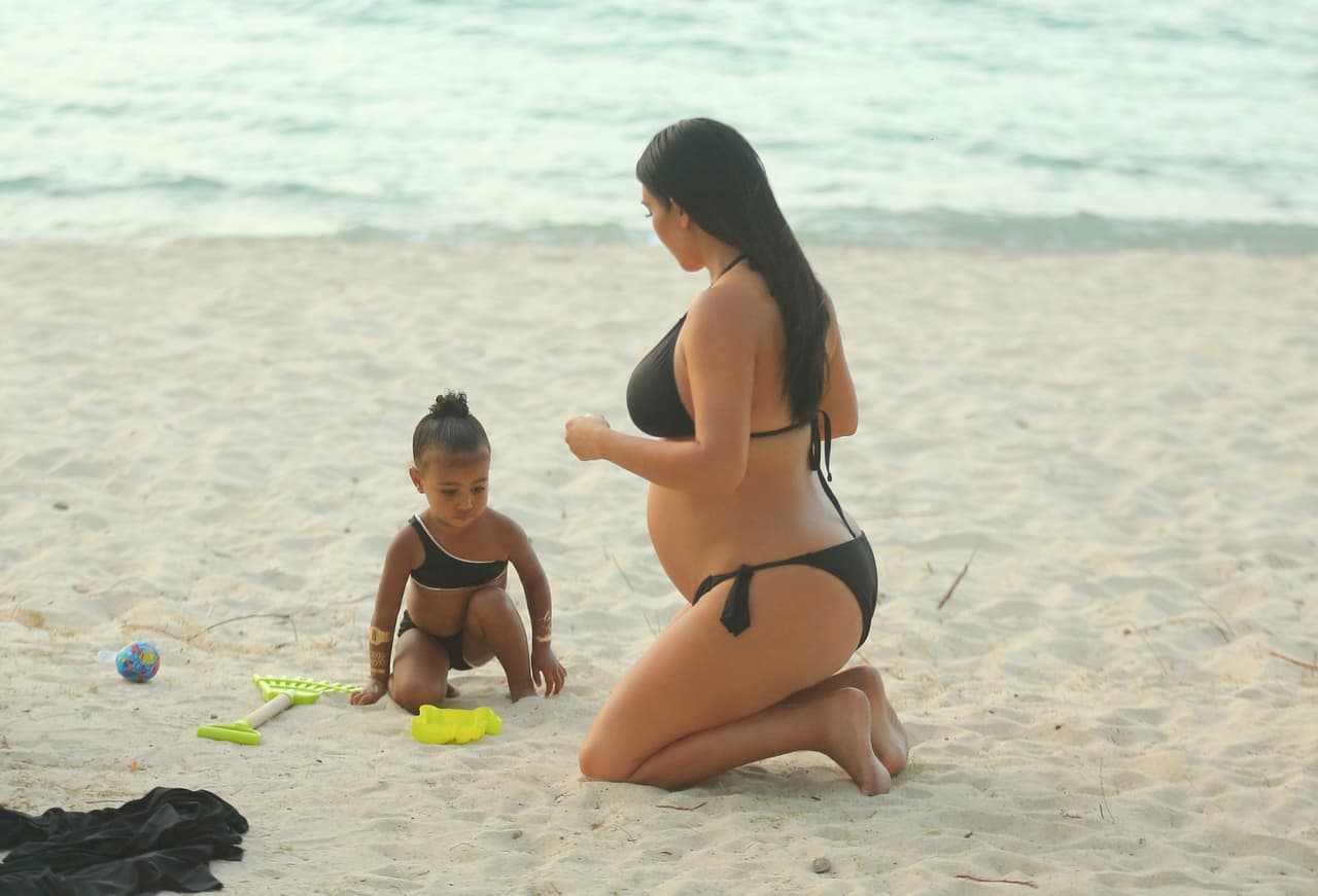 Nori no dejaba de jugar y disfrutar el clima y la arena.