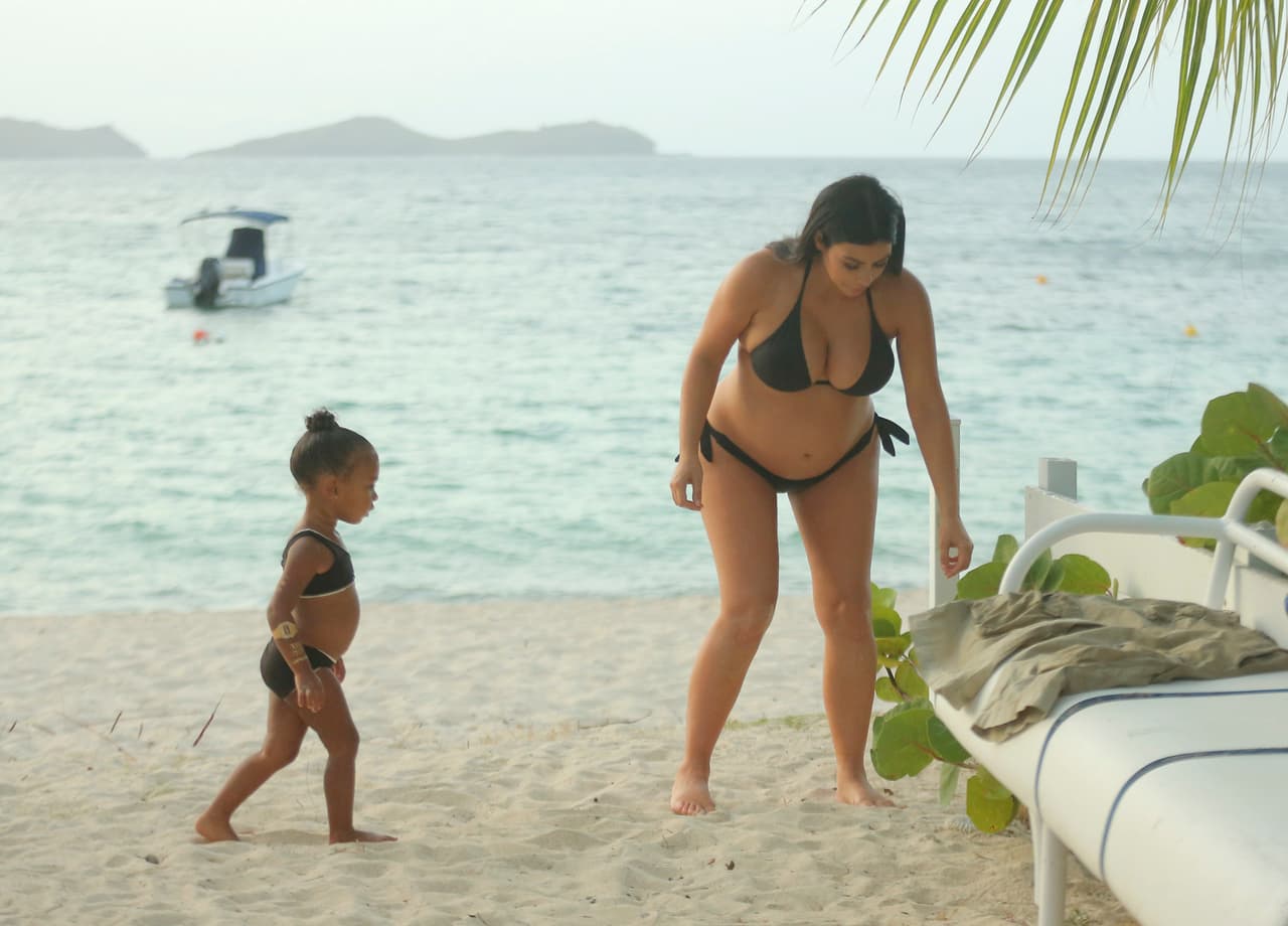 Madre e hija lucieron bikinazo en la playa de St Barts, ¿a poco no lucen encantadoras?