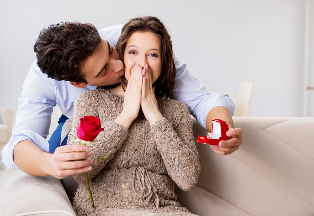 <b>Todo ocurre rápidamente</b>
<br>La llama gemela hace que las cosas ocurran rápidamente, sin mucho preámbulo. Existe una atracción instantánea, lo que la gente llama “amor a primera vista”. La relación empieza y se mueve con una velocidad inimaginable, muchas veces ¡hasta se propone matrimonio en el segundo o tercer encuentro!