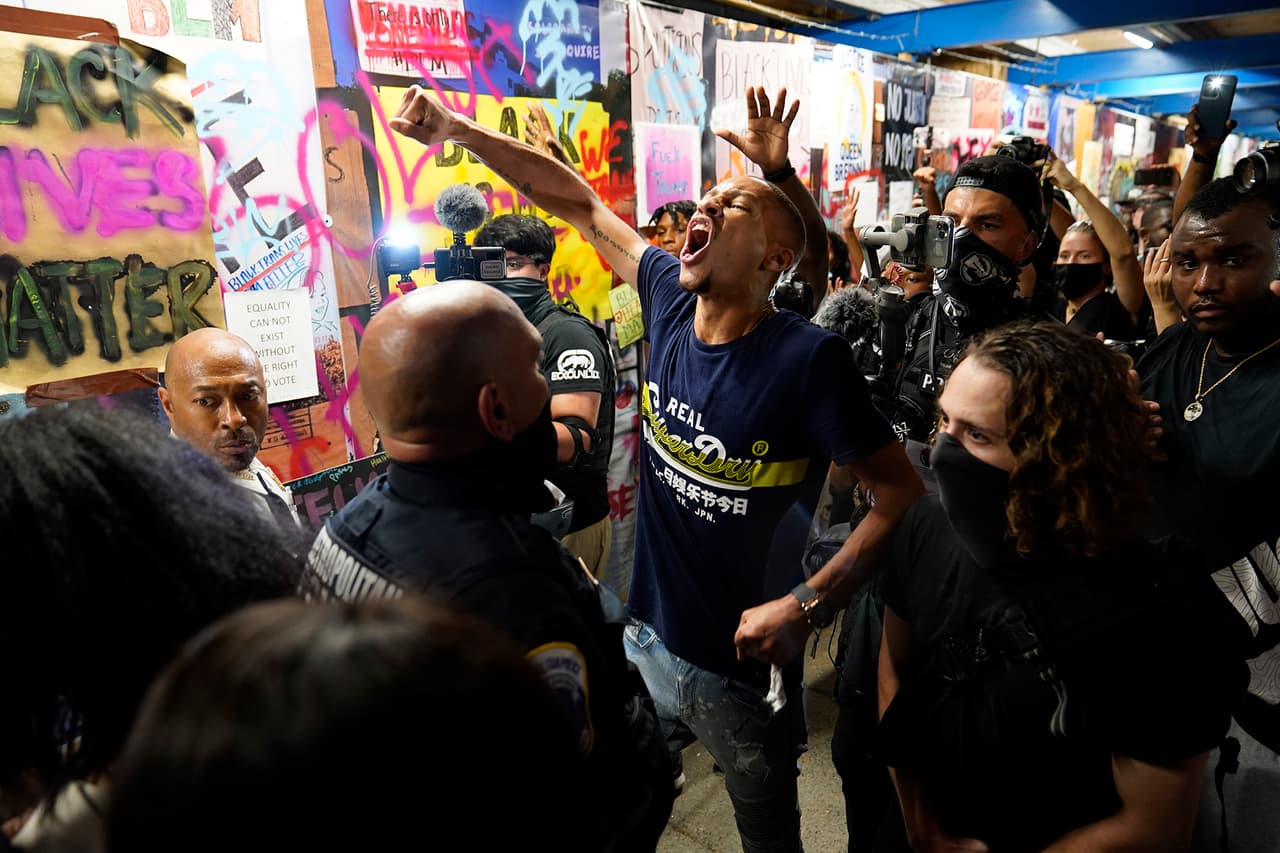 Manifestantes en contra de la nominación de Donald Trump se reúnen a lo largo de la calle 16 noroeste, rebautizada como Black Lives Matter Plaza, en Washington DC. El presidente pronunciará su discurso de aceptación de la nominación republicana desde el jardín sur de la Casa Blanca, muy cerca de donde se encuentran los manifestantes.
