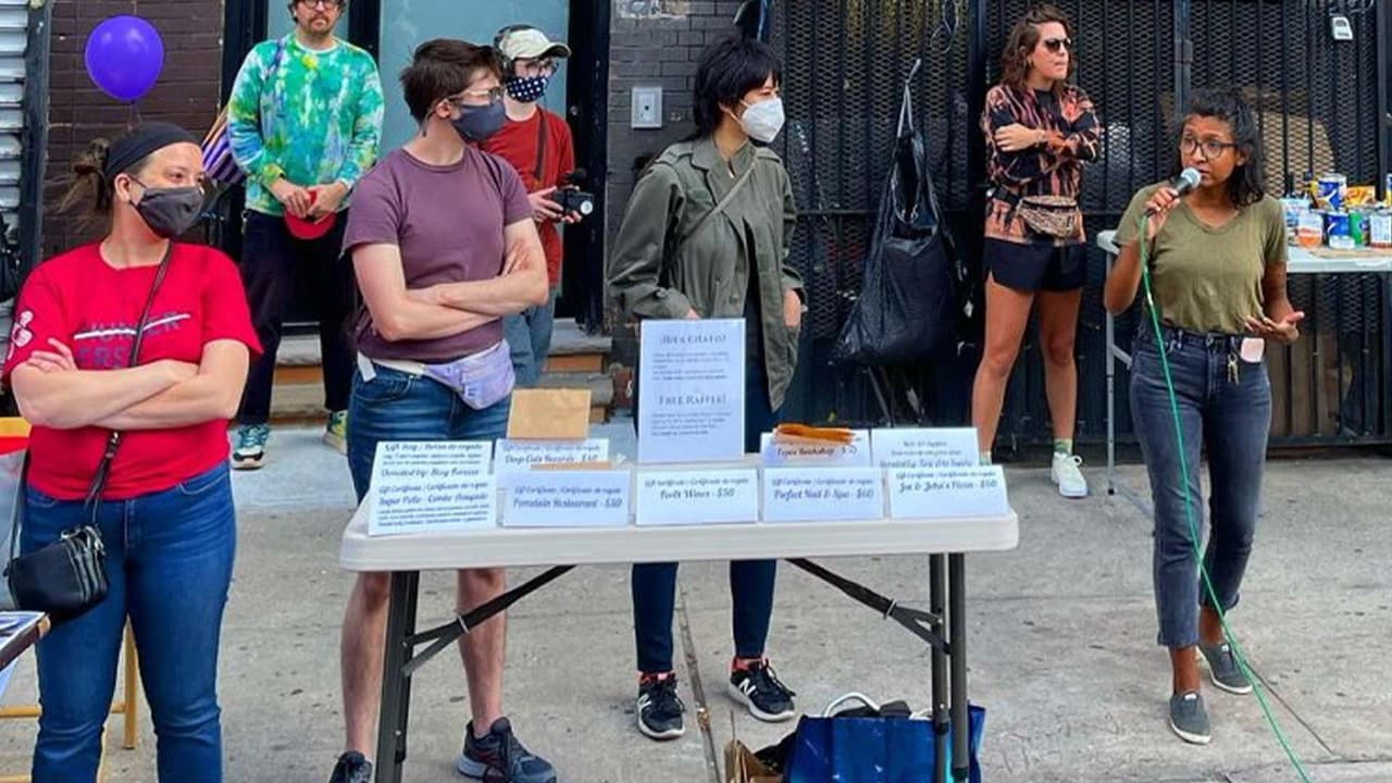 Al micrófono Raquel Namuche, fundadora de la Ridgewood Tenants Union.