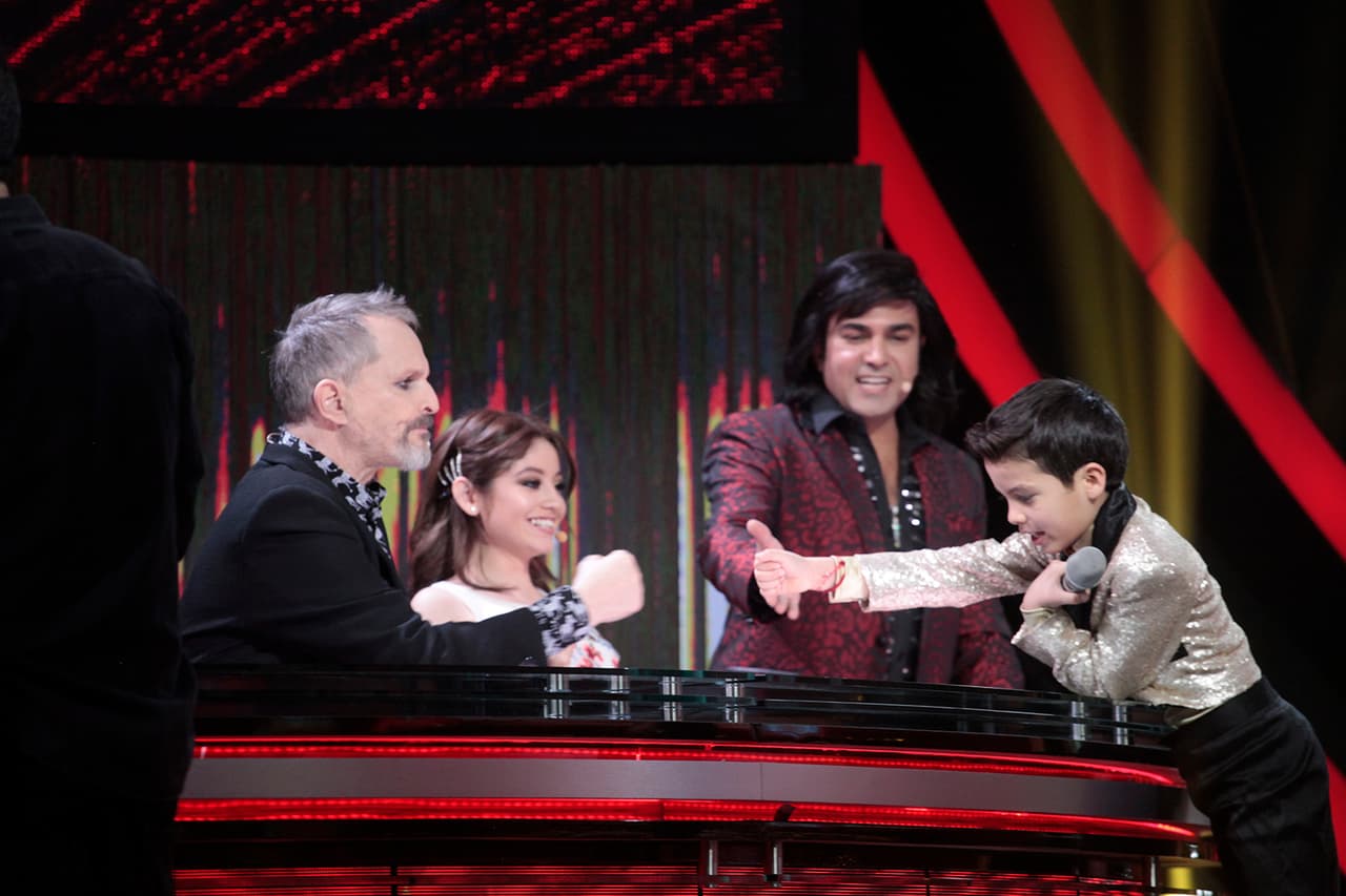 Al final de su presentación, Miguel Bosé lo felicitó y él se acercó a "chocarlas" con el juez.