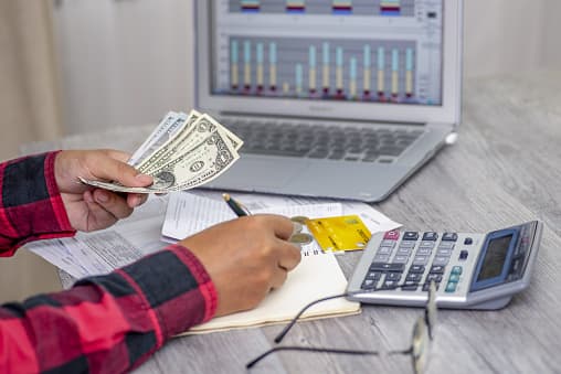 Las personas interesadas en los servicios deben comunicarse con el 3-1-1 o al 2-1-1 para conocer a qué programas de ayuda son elegibles.