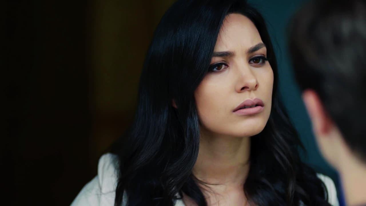 Ozan se puso furioso al saber que Zeynep quiso interrumpir su embarazo y le reclamó. Lo que no sabía es que Emir estuvo detrás de la decisión, pues era su bebé.