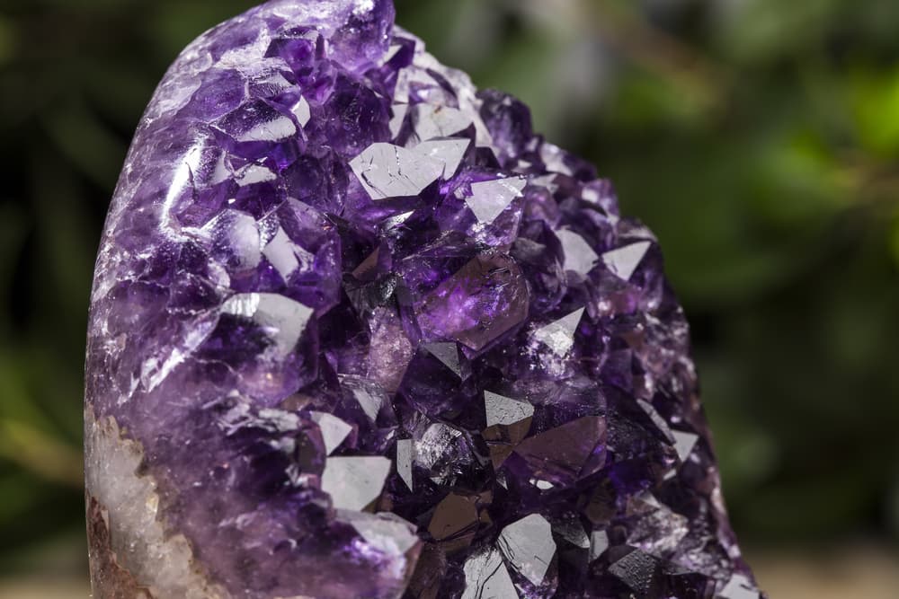 La amatista tiene un poder muy efectivo para calmar y equilibrar nuestro cuerpo y alma, nos ayuda trabajando en los planes espirituales, emociones y físicos para relajarnos y sentirnos bien, por lo que es una gran ayuda para quienes practican meditación y yoga.