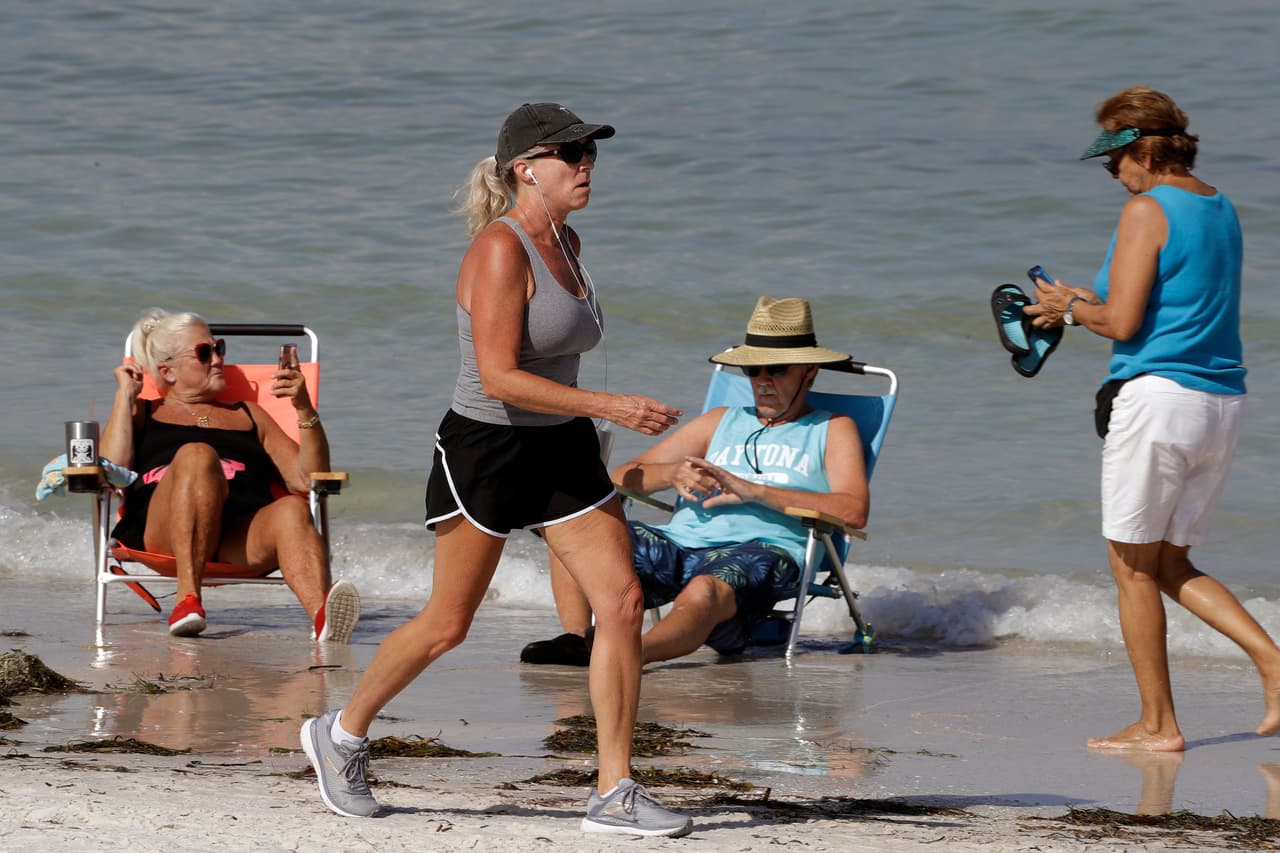 Clearwater, una playa al oeste de Florida, recibe bañistas el lunes 4 de abril, la fecha dispuesta por el gobernador republicano Ron DeSantis para la reapertura de restaurantes y tiendas a una capacidad del 25%. 
<a href="https://www.univision.com/noticias/salud/busca-tu-estado-descubre-donde-puedes-ir-y-que-hacer-en-la-fase-de-reapertura">Vea aquí dónde puede ir y qué puede hacer en la fase de reapertura según su estado </a>