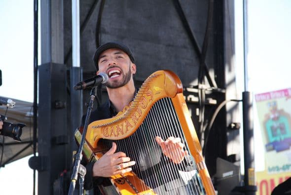 “ Los Canarios de Michoacán” pusieron a bailar a cientos de Arizoneneses en los Latin Grammy Street Parties en Phoenix, quienes no pudieron resistirse al carismático grupo de música regional mexicana, su sonido único del arpa y a sus conocidos sencillos. 