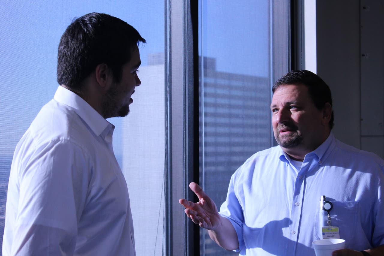 Alejandro Jiménez reciviendo recomendaciones de Samuel Belilty, Director de Noticias 23