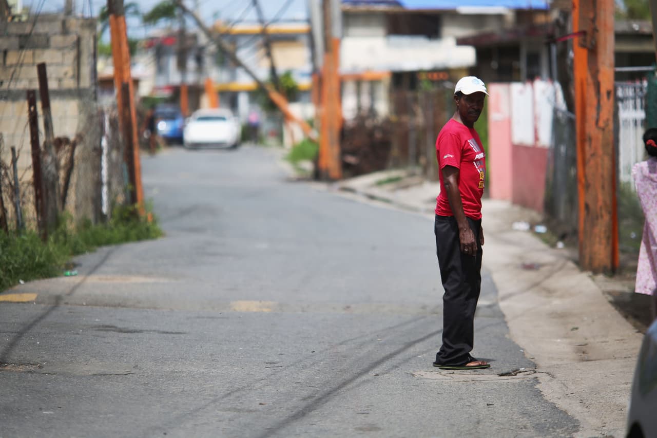 Domingo Calderón frente a su casa. Los habitantes de la zona de Loíza esperan por ayuda federal o local, que aún no llega.