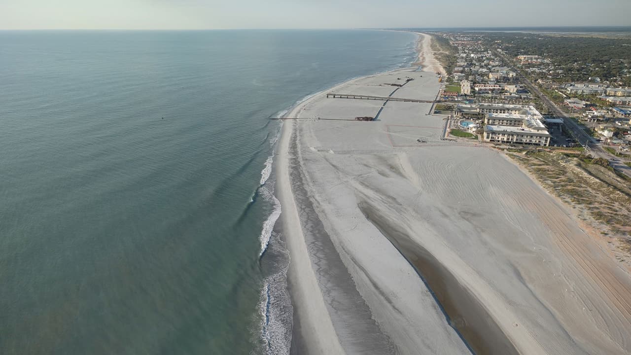El proyecto de restauración de $33 millones en St. Augustine Beach ha dejado el muelle sobre arena seca, en lugar de extenderse sobre el Atlántico.