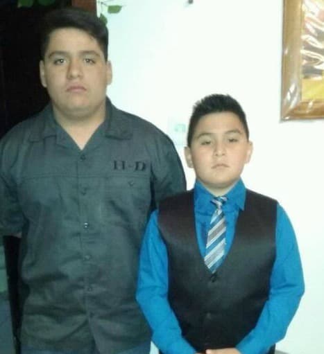 Leonardo y Alexis Cruz, de 13 y 10 años de edad fueron asesinados a cuchilladas por su 
<b><a href="https://www.univision.com/chicago/wgbo/noticias/asesinatos/quiero-vivir-dijo-antes-de-morir-uno-de-los-ninos-mexicanos-masacrados-en-chicago">propio primo.</a> </b>Diego Uribe Cruz, de 22 años, y su novia de 19, fueron acusados de asesinato en primer grado de los seis miembros de una familia mexicana de Gage Park. Los acusados comieron con la familia y después le pidieron a la madre de los menores que les diera dinero, cuando ella se negó, el altercado se tornó en una pelea física que terminó con este asesinato múltiple que conmocionó a la comunidad de Chicago.