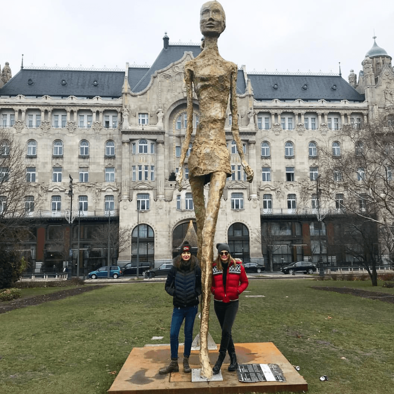 Durante este viaje visitaron lugares como el gran hotel de Budapest, un emblemático lugar de la capital de Hungría.