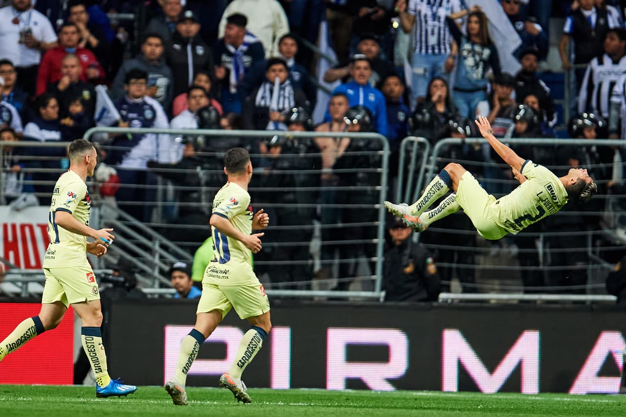 Con su tradicional 'marometa' así festejó el jugador de las Águilas.