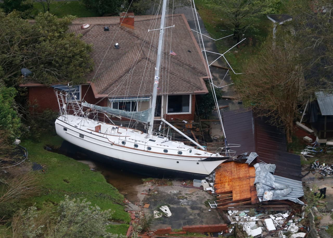 Un velero chocó contra una casa al ser impulsados por los vientos de Florence en New Bern. El sistema tocó tierra el viernes como huracán de categoría 1, a unas 80 millas al sur de esta zona.