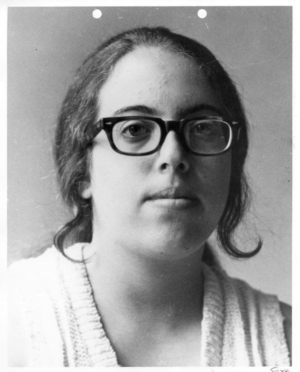 <h3 class="cms-H3-H3">Susan Edith Saxe</h3>
<br>
<br>Un policía de Filadelfía reconoció a Saxe por una foto que la agencia había distribuido, por lo que 
<b><a href="https://www.fbi.gov/wanted/topten/topten-history/hires_images/FBI-316-SusanEdithSaxe.jpg/view" target="_blank">pudo ser arrestada el 27 de marzo de 1975. </a></b>
<br>