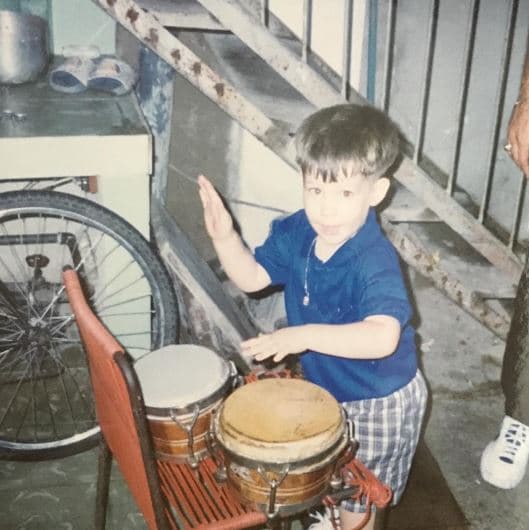 A su corta edad ya demostraba inclinación por la música.