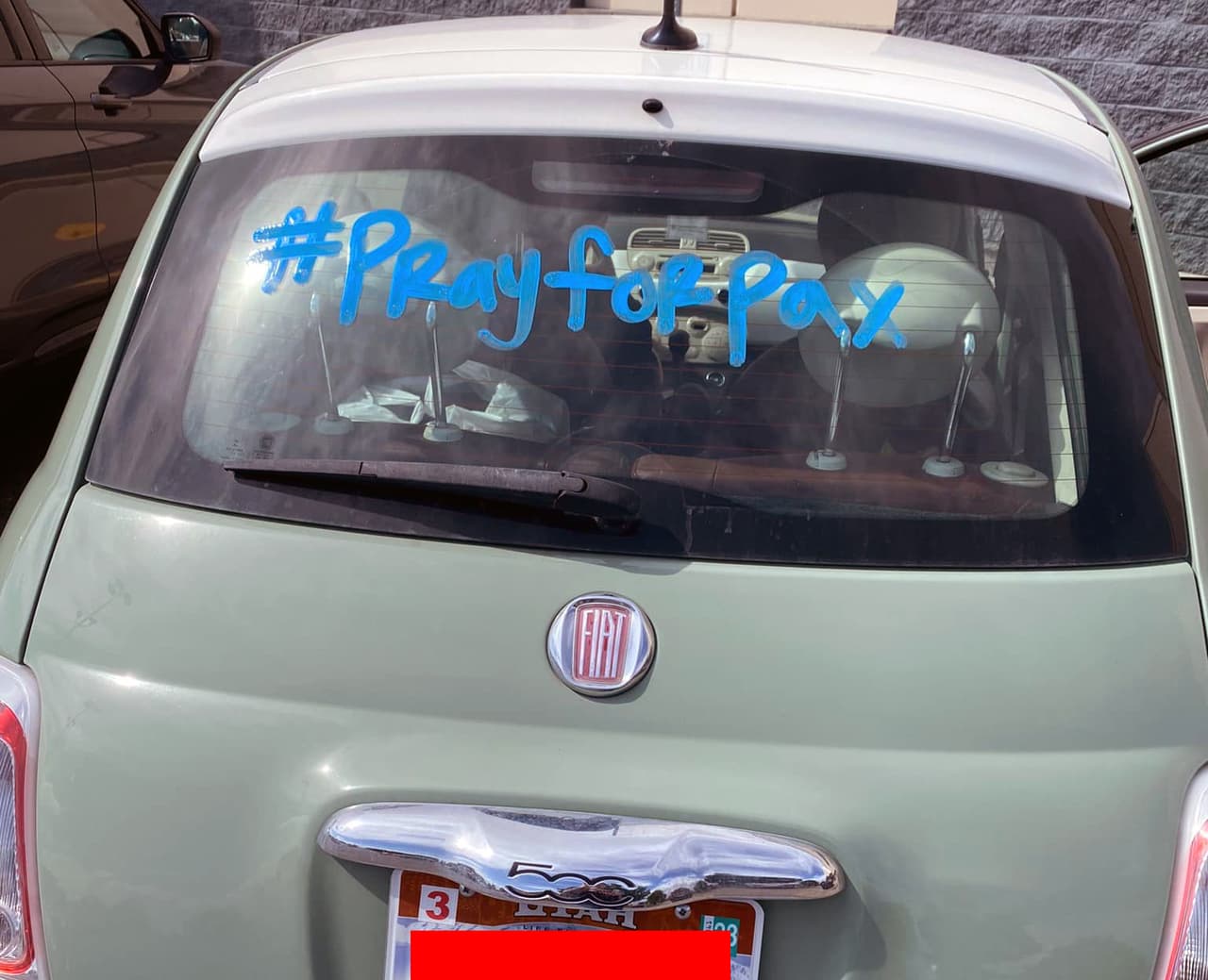 Familiares de Paxton pintaron sus autos invitando a todos a rezar por el pequeño de 9 años.