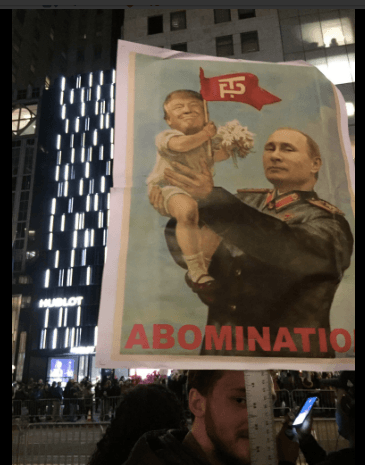 En este dibujo muestran al presidente electo de Estados Unidos, Donald J. Trump, como hijo del presidente ruso, Vladimir Putin.