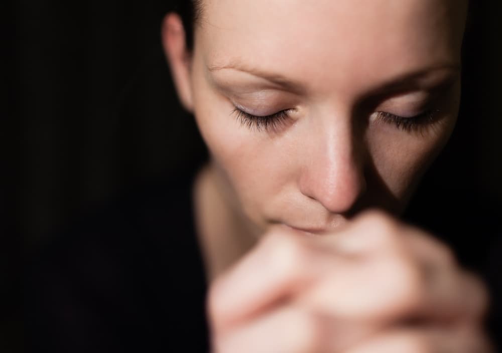 Coloca tus manos sobre la preparación y quédate unos segundos, como si estuvieras dándole energía.