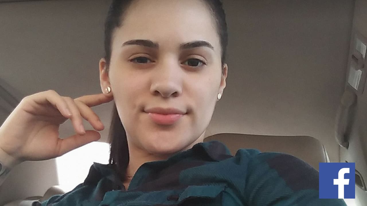 La encontraron en el suelo con una puñalada en el pecho. Su hermana gemela fue acusada de asesinato