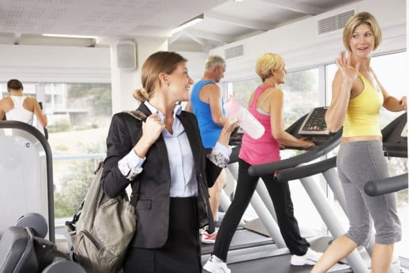 Una hora es suficiente para visitar el gimnasio (si tienes uno cerca o dentro de la oficina), o al menos para caminar durante media hora.