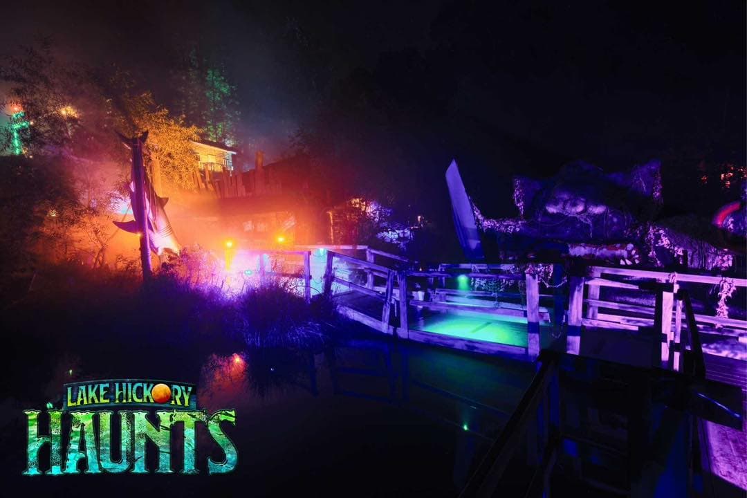 <b>Lake Hickory Haunts (Hickory)</b>
<br>
<b>Sitio web</b>: 
<a href="https://lakehickoryhaunts.com/">https://lakehickoryhaunts.com/</a> 
<br>
<b><a href="https://maps.app.goo.gl/2iNhtaJT3vrBAb94A">Cómo llegar</a> </b>
<br>
<br>Conocido como una de las atracciones más aterradoras de las Carolinas, Lake Hickory Haunts es un parque temático encantado que cuenta con una gran masa de agua, rodeado por 13 atracciones de terror. Los visitantes experimentan entornos inmersivos impresionantes, efectos especiales multidimensionales y sustos a lo largo de estas atracciones.