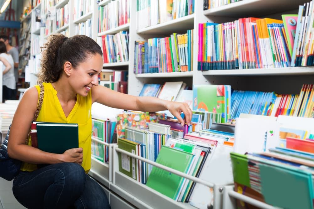 Si sales de compras durante esos fines de semana podrás encontrar ofertas valiosas asociadas con libros, equipos e instrumentos que te ayudarán a superarte laboralmente y aumentarán tu valor como empleado en el centro de trabajo donde estás entonces colocado.