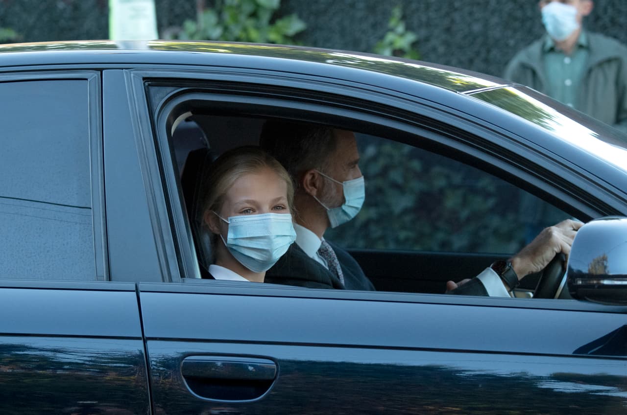 A la princesa se le vio llegar acompañada de su padre, 
<b><a href="https://www.univision.com/famosos/con-el-abuelo-a-la-fuga-y-una-pandemia-a-cuestas-los-reyes-de-espana-y-sus-hijas-toman-una-decision-inesperada-fotos" target="_blank">el rey Felipe</a></b>, quien la llevó junto con su hermana, la infanta Sofía, al colegio. 
<br>