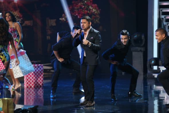 Taco de ojo para Larry Hernández. Las chicas de Nuestra Belleza Latina lo recibieron en bikini y por supuesto que él no se quejó.