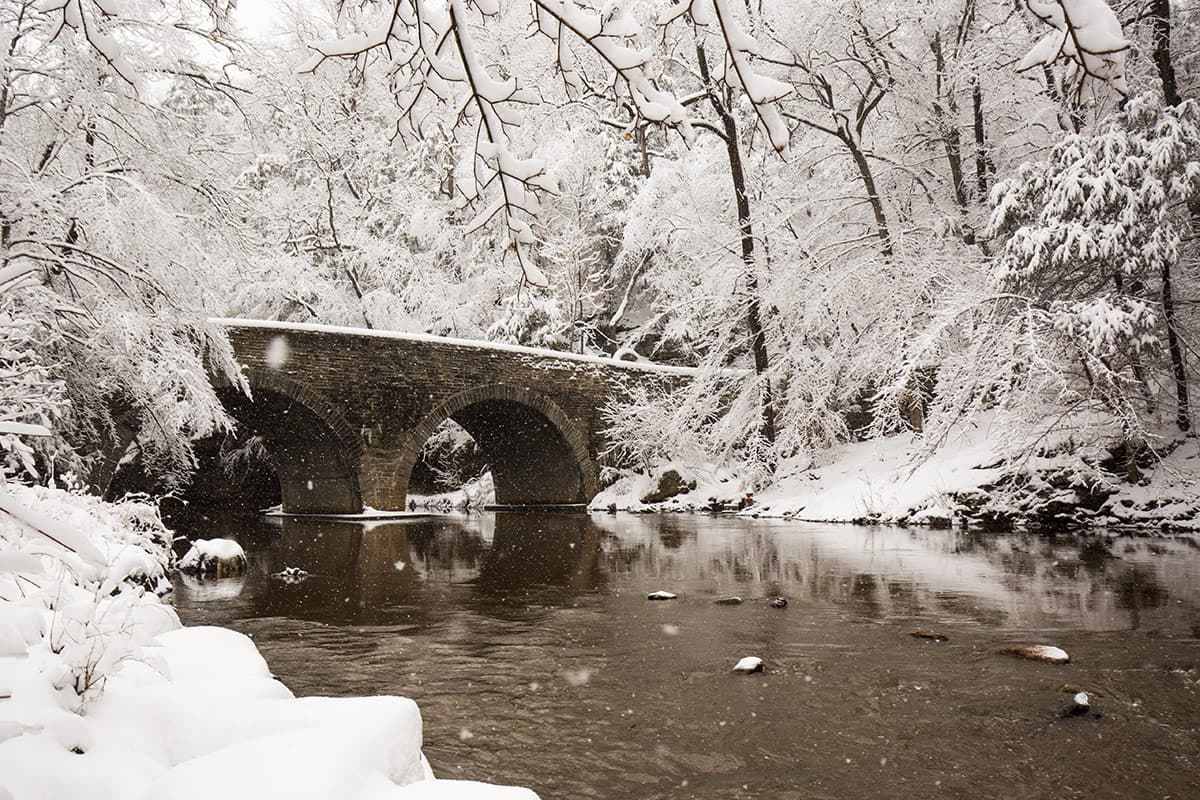 <b><a href="https://fow.org/" target="_blank">Wissahickon Park</a></b>. Wissahickon es una maravilla en todas las estaciones, pero algunas de las mejores escenas que verás a lo largo del arroyo son cuando está nevando y todo está silencioso y quieto.