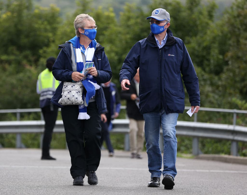 Los espectadores tuvieron que permanecer separados durante todo el encuentro para respetar la sana distancia. Al final de la temporada 2020-2021 los inmuebles podrían ser ocupados en su totalidad. El partido terminó empatado a un gol.