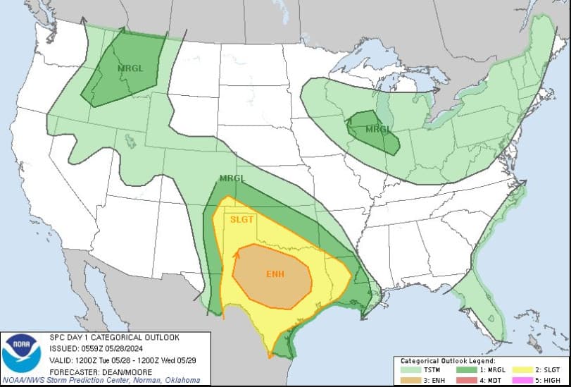 Mapa del Servicio Meteorológico Nacional con la perspectiva de riesgo para este martes muestra las principales amenazas desde el noroeste hasta el centro-norte de Texas.
