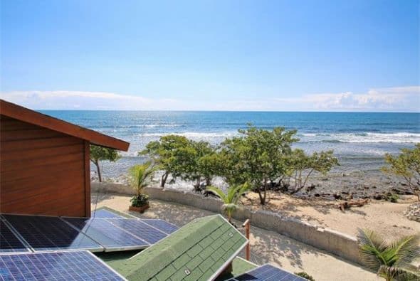 Está a tan solo seis minutos en barco desde el municipio de Salinas. Tiene una sola casa que cuenta con tres habitaciones. La misma funciona solo con energía solar. (Fotos: http://puertoricosothebysrealty.com/)