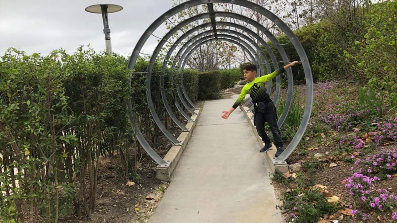 Los padres tienen servicio de estacionamiento para llevar a sus hijos cuando quieran.