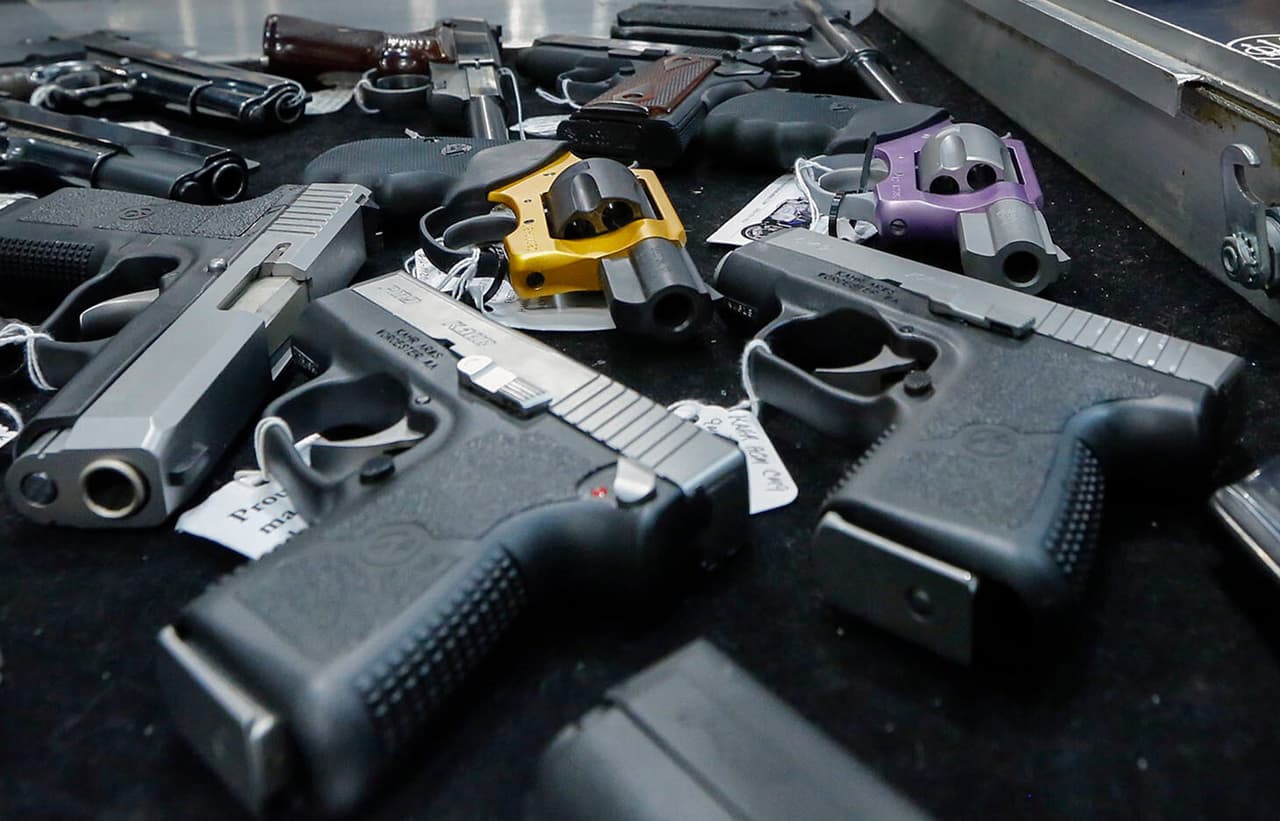 Departamento de Justicia demanda a Denver por prohibición de armas de asalto vigente desde 1989