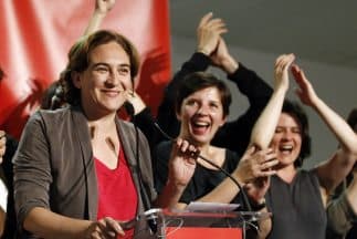 Ada Colau, candidata de una coalición ciudadana de izquierdas a la alcaldía de Barcelona, celebra su victoria tras la jornada electoral.