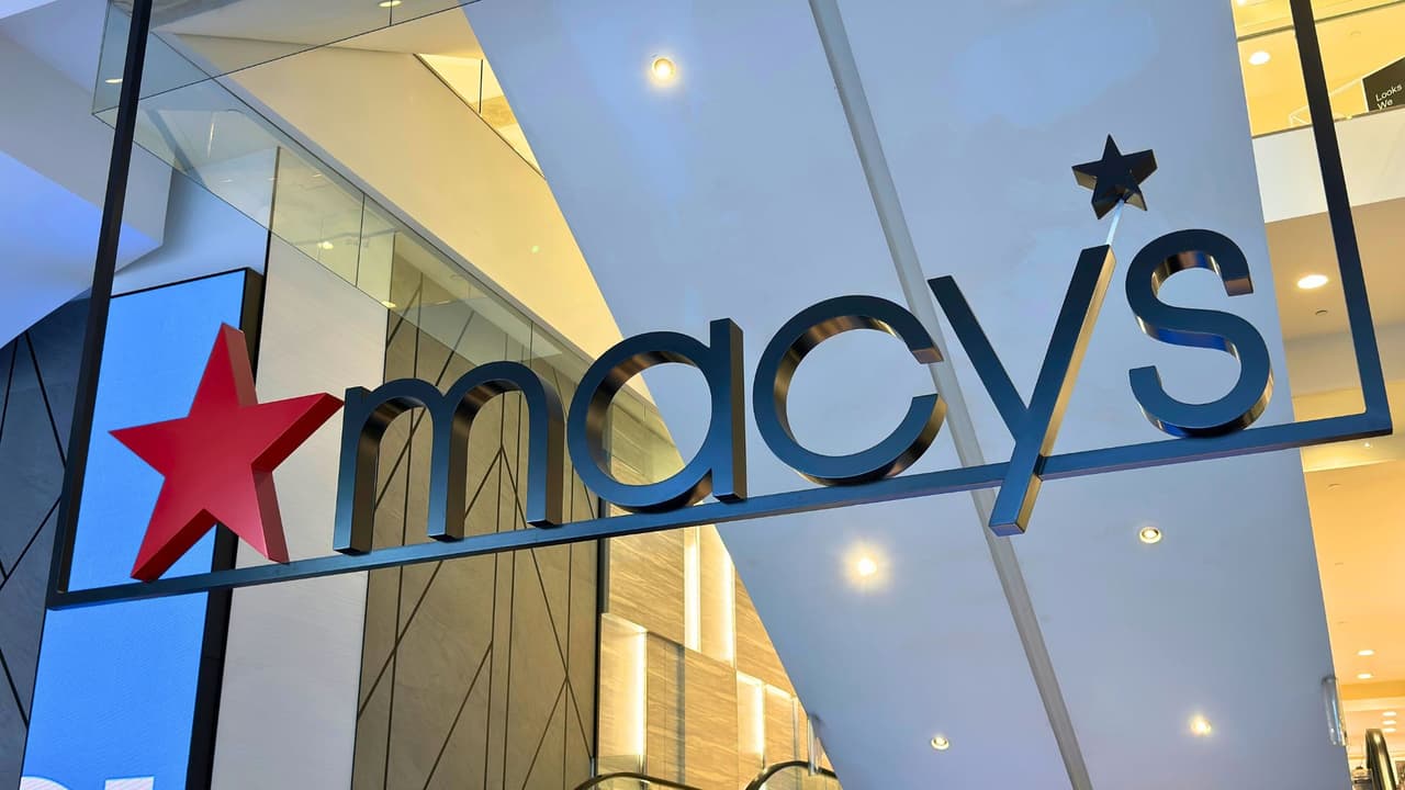 El plan de Macy’s incluye:
<ul>
 <li>Apertura de 15 nuevas tiendas Bloomingdale’s 💎</li>
 <li>Inauguración de al menos 30 nuevas tiendas Bluemercury y remodelación de otras 30 💄</li>
 <li>Llevar sus recursos y esfuerzo a tiendas con alto rendimiento y potencial (Las que más y mejor venden) 🌟</li>
</ul>