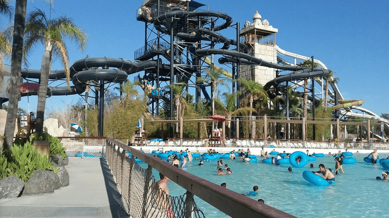 <b><a href="https://www.sixflags.com/hurricaneharborla" target="_blank">Hurricane Harbor Los Angeles.</a></b> La promesa del parque acuático es diversión para toda la familia, desde toboganes con velocidad extrema, hasta piscinas relajantes y muy seguras para ni˜nos peque˜nos. Dirección: 26101 Magic Mountain Pkwy, Valencia, CA, 91355.