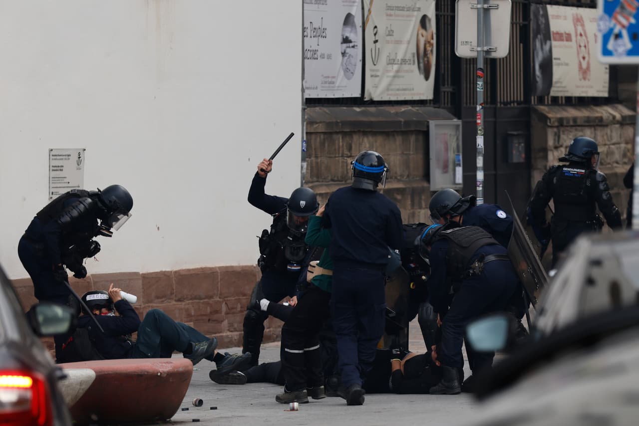 Agentes de policía detienen a manifestantes durante una protesta contra el aumento del costo de vida en Estrasburgo, Francia, el sábado 24 de octubre de 2026.