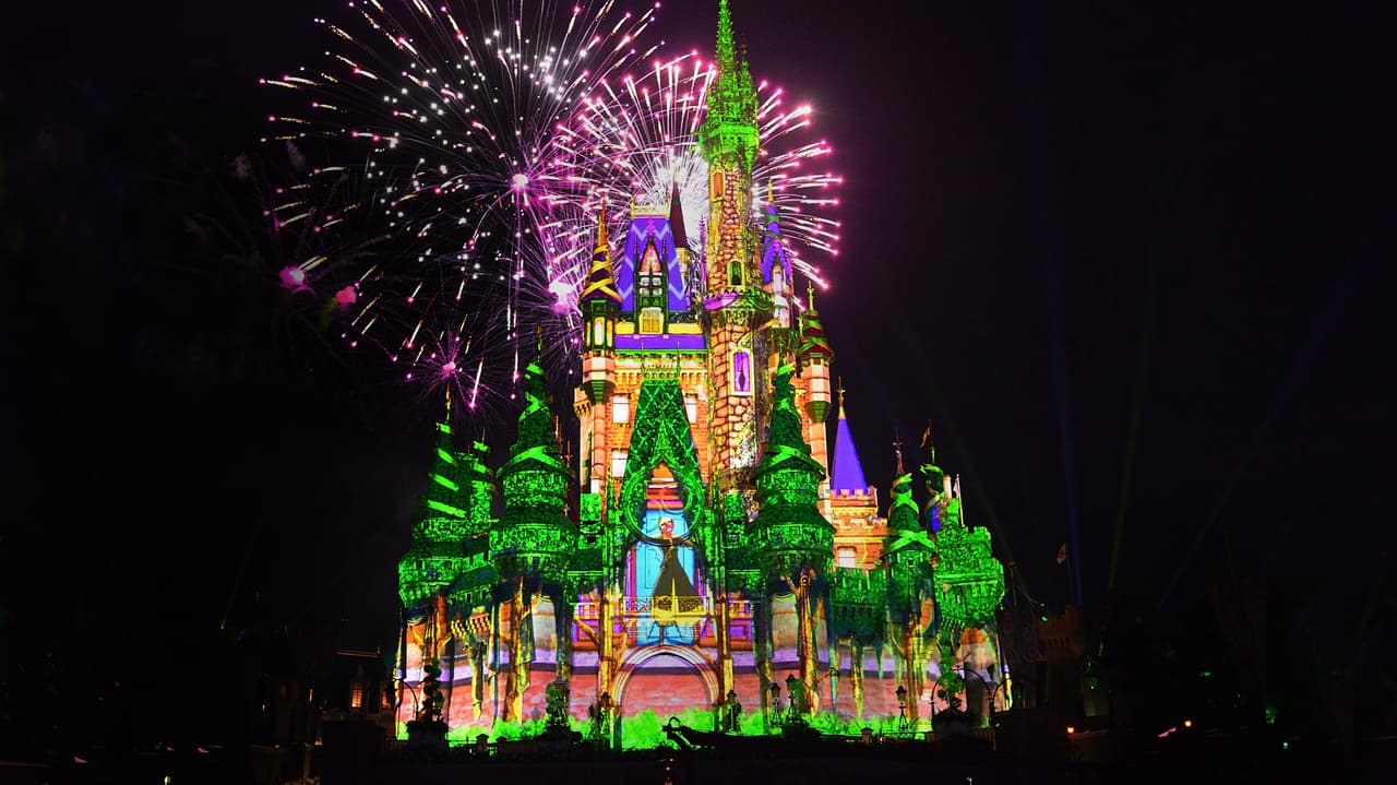 Walt Disney World está cumpliendo 50 años y como parte de la celebración, anunció que a partir del 1 de octubre habrán nuevas atracciones, experiencias, espectáculos mercadería y hasta alimentos.
<br>
<br>La fotografía muestra el espectáculo de luces el 30 de septiembre en el castillo de la cenicienta, parte de “la celebración más mágica del mundo” por el 50 Aniversario de Walt Disney World. El castillo es uno de los íconos del complejo en Orlando, Florida.
<br>