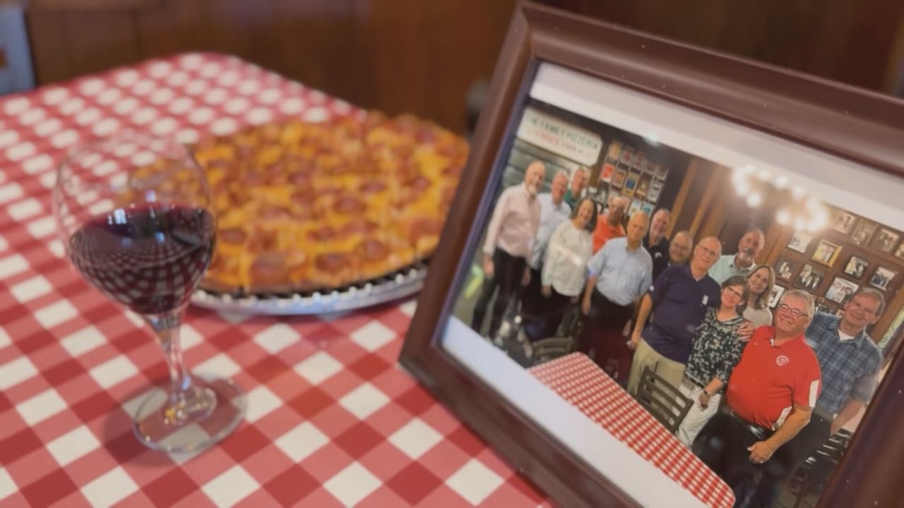 El papa visitó Aurelio’s en agosto de 2024, sin avisar, y compartió una cena con amigos antes de su elección, en la que recordaron los viejos tiempos que allí pasaban cuando él aún vivía en Illinois.