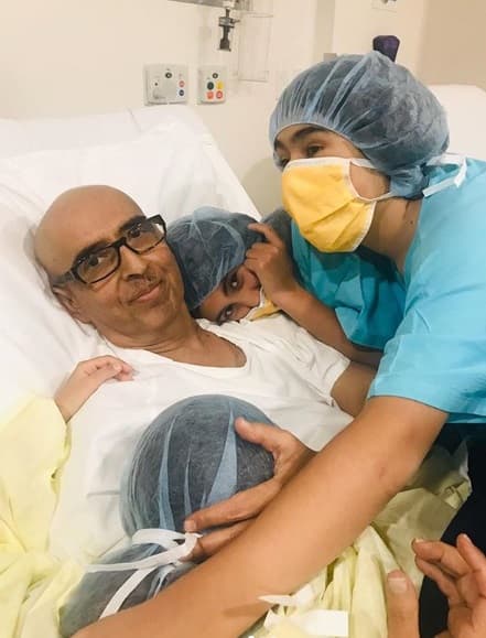 El linfoma de Hodgkin que le fue diagnosticado al español es el mismo tipo de cáncer que también ha afectado al productor mexicano Guillermo del Bosque, quien hasta hace apenas unas semanas estuvo 
<b><a href="https://www.univision.com/famosos/guillermo-del-bosque-asegura-que-casi-muere-en-tres-ocasiones-cuando-estuvo-hospitalizado-fotos" target="_blank">aislado durante casi un mes</a></b> para someterse a un trasplante de médula. 
<br>