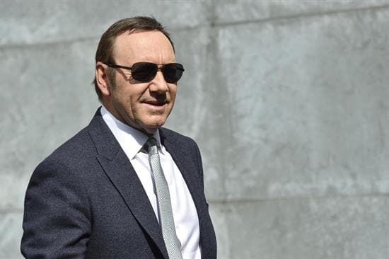 Retiran cargos de agresión sexual contra Kevin Spacey, pero el actor sigue enfrentando un juicio