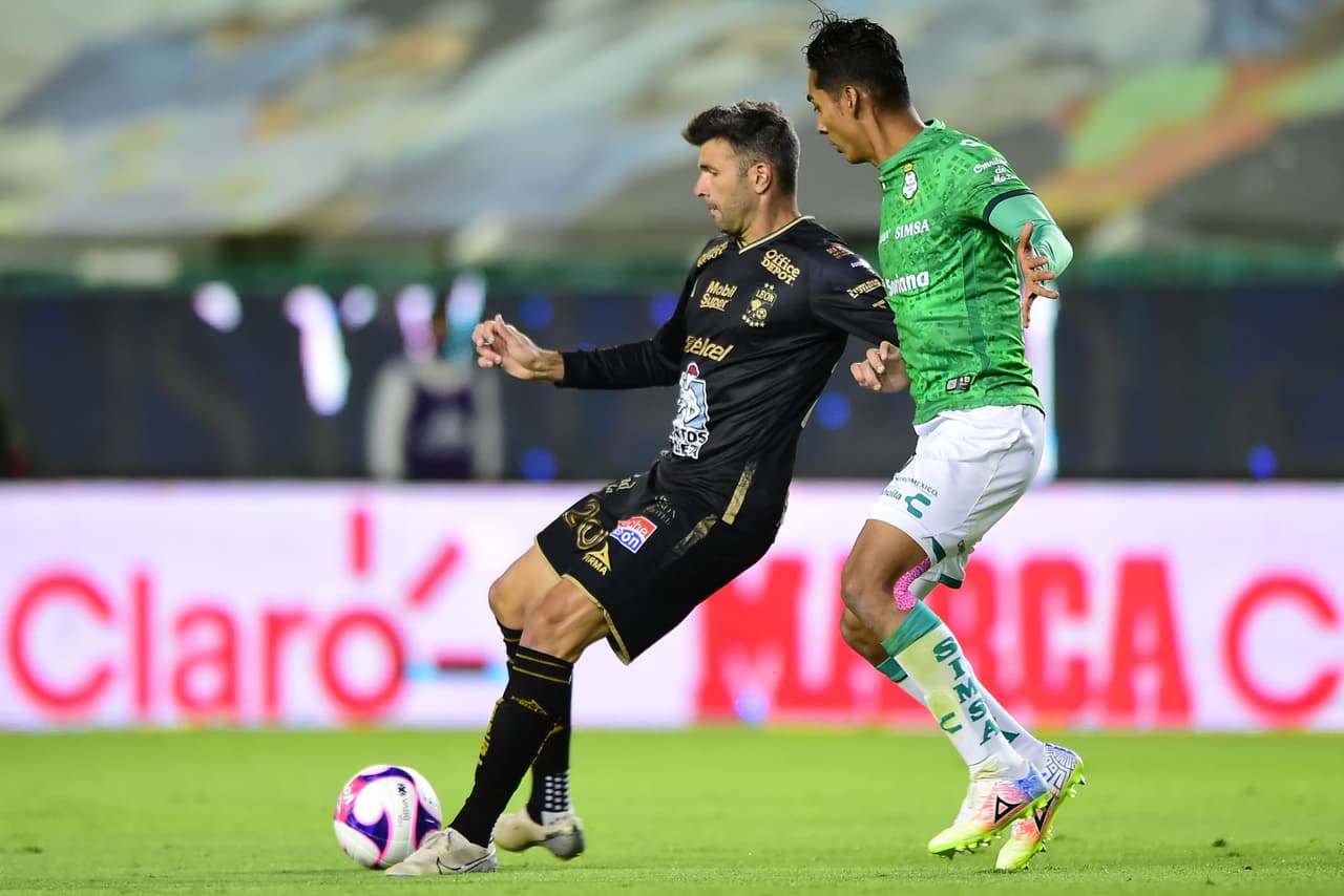 El conjunto Esmeralda sigue consiguiendo puntos y con goles de David Ramírez y Luis Montes, los locales logran remontar y se quedan con los tres puntos en el Nou Camp.