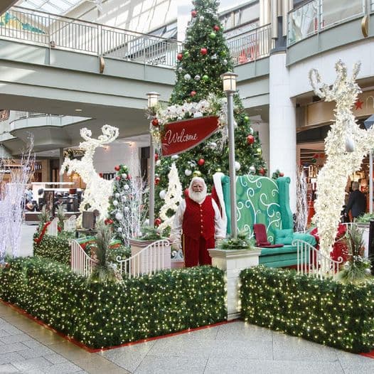 <b>Lenox Square Mall (Hasta el 24 de diciembre) </b>
<br>Dirección: 3393 Peachtree Rd. NE, Atlanta
<br>Teléfono: 404-233-7575
<br>Sitio web:
<a href="https://www.simon.com/mall/lenox-square/stores/santa-photo-experience/stream/photos-with-santa-6208973">https://www.simon.com/mall/lenox-square/stores/santa-photo-experience/stream/photos-with-santa-6208973</a>
<br>
<br>
<b><a href="https://goo.gl/maps/WXc9MhrmMkVdkhPQA">Cómo llegar</a></b>