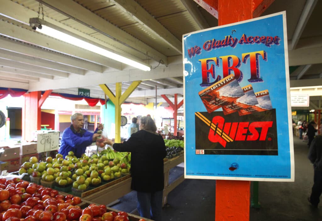 <h3 class="cms-H3-H3">¿Cómo se recibe la ayuda de Calfresh?</h3>
<br>
<br>El estado entrega las tarjetas de débito conocidas como 'EBT' (Electronic Benefits Transfer, en inglés) en las que mensualmente se deposita el dinero que puede ser utilizado en supermercados locales, tiendas de los programas de alimentos estatales y hasta Amazon.
<br>